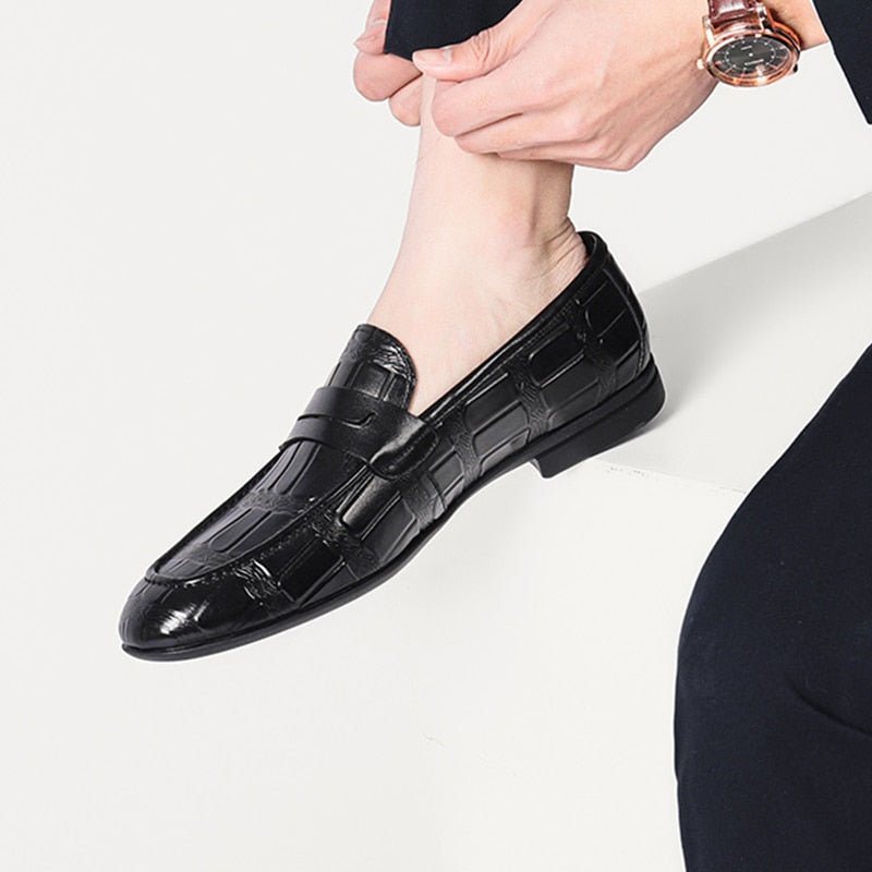 Miesten Loaferit Aitoa Nahkaa Kohokuvioitu Slip-on Elegance - Musta